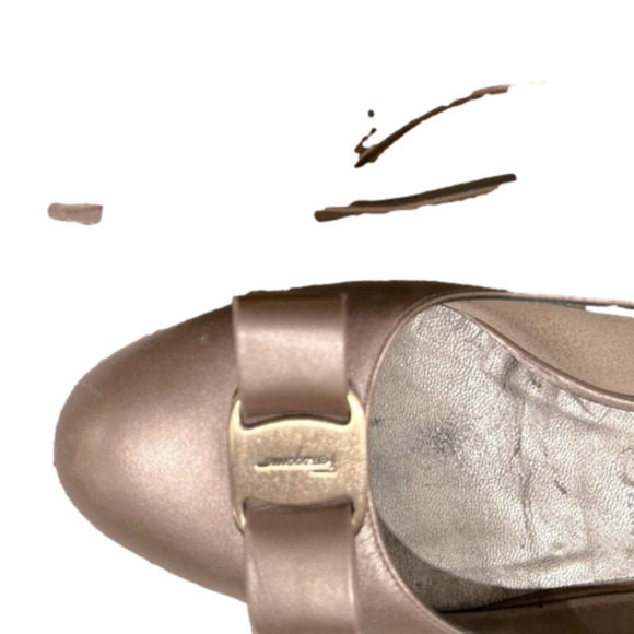 Salvatore Ferragamo Vera gold bow heeled shoe 7 1/2 - Picture 2 of 9